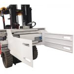 Balki qisqich qo'shimchalari bilan jihozlangan forklift