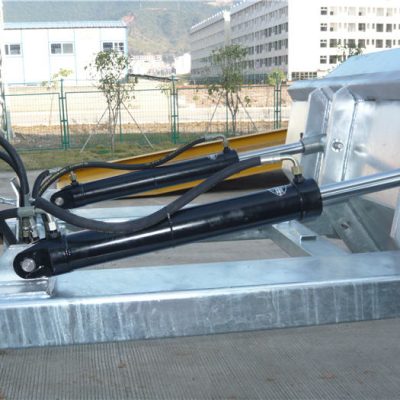 Qulay foydalanish uchun qulay qulflash mexanizmi. Xavfsizlik zanjiri avtotransport vositasini boshqarish uchun to'siqni ta'minlaydi. Payvand choklari oqishni oldini oladi. Qo'shimcha chuqur vilkalar teshiklari. 2 "shakllangan yuqori lablar. Yuqori darajada ko'rinadigan ko'k emal bilan qoplangan